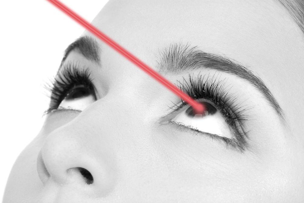 Crédit santé yeux ouverts femme laser dans la pupille